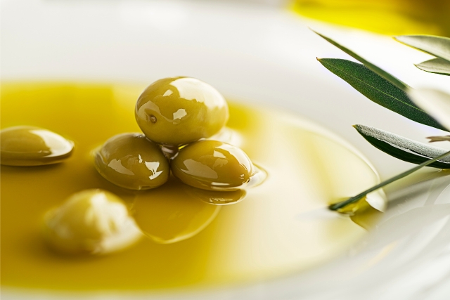 aceite de oliva frutado y aceitunas