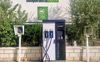 La Cooperativa de Lucena inaugura su punto de carga para vehículos eléctricos